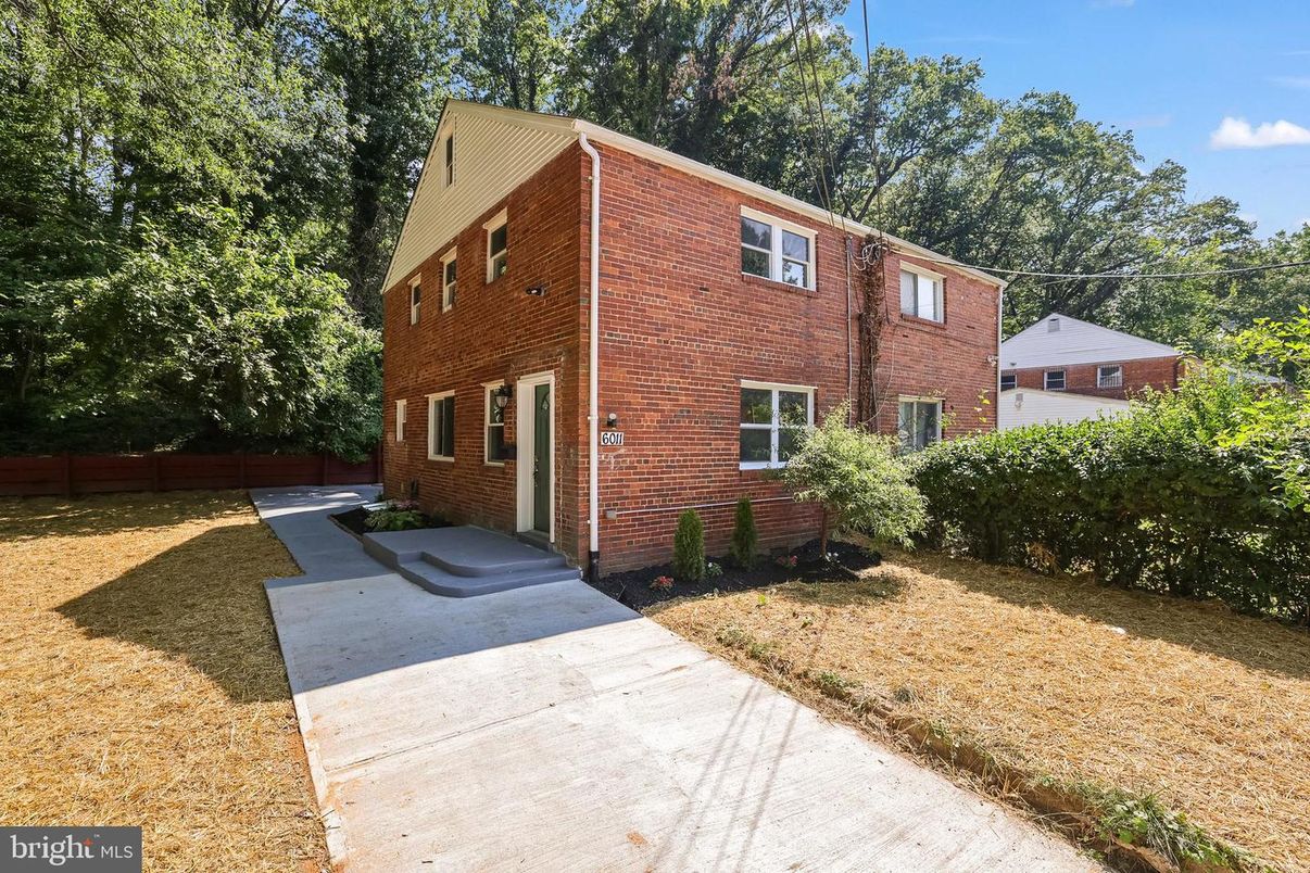 Exterior, Facade, Brick Facade, Rowhouse