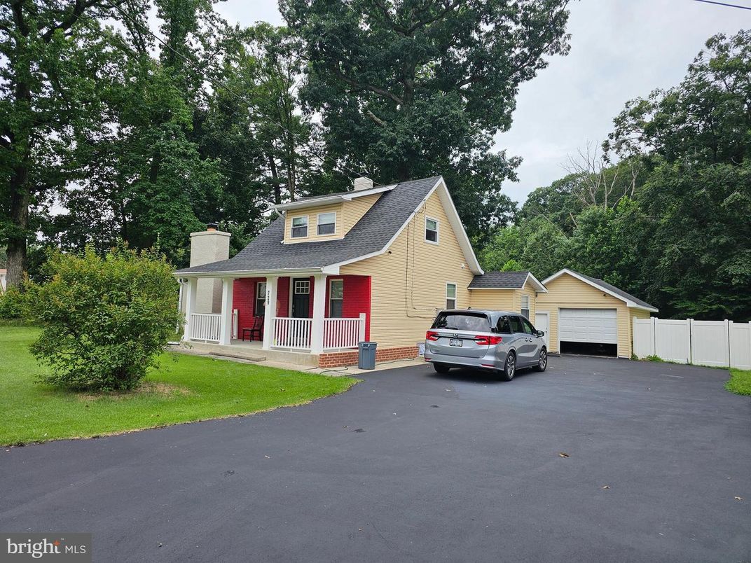 Attached, Exterior, Facade, Cape Cod