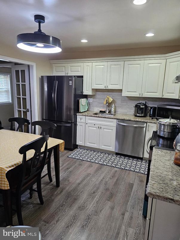 Dining room, Interior, Kitchen, Recessed Lighting, Stainless Steel Appliances, Wood Texture Flooring