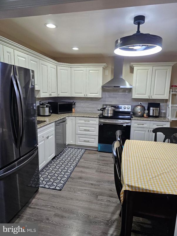 Dining room, Interior, Kitchen, Recessed Lighting, Stainless Steel Appliances, Wood Texture Flooring