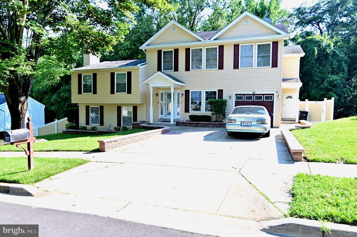 Attached, Exterior, Facade, Split Level