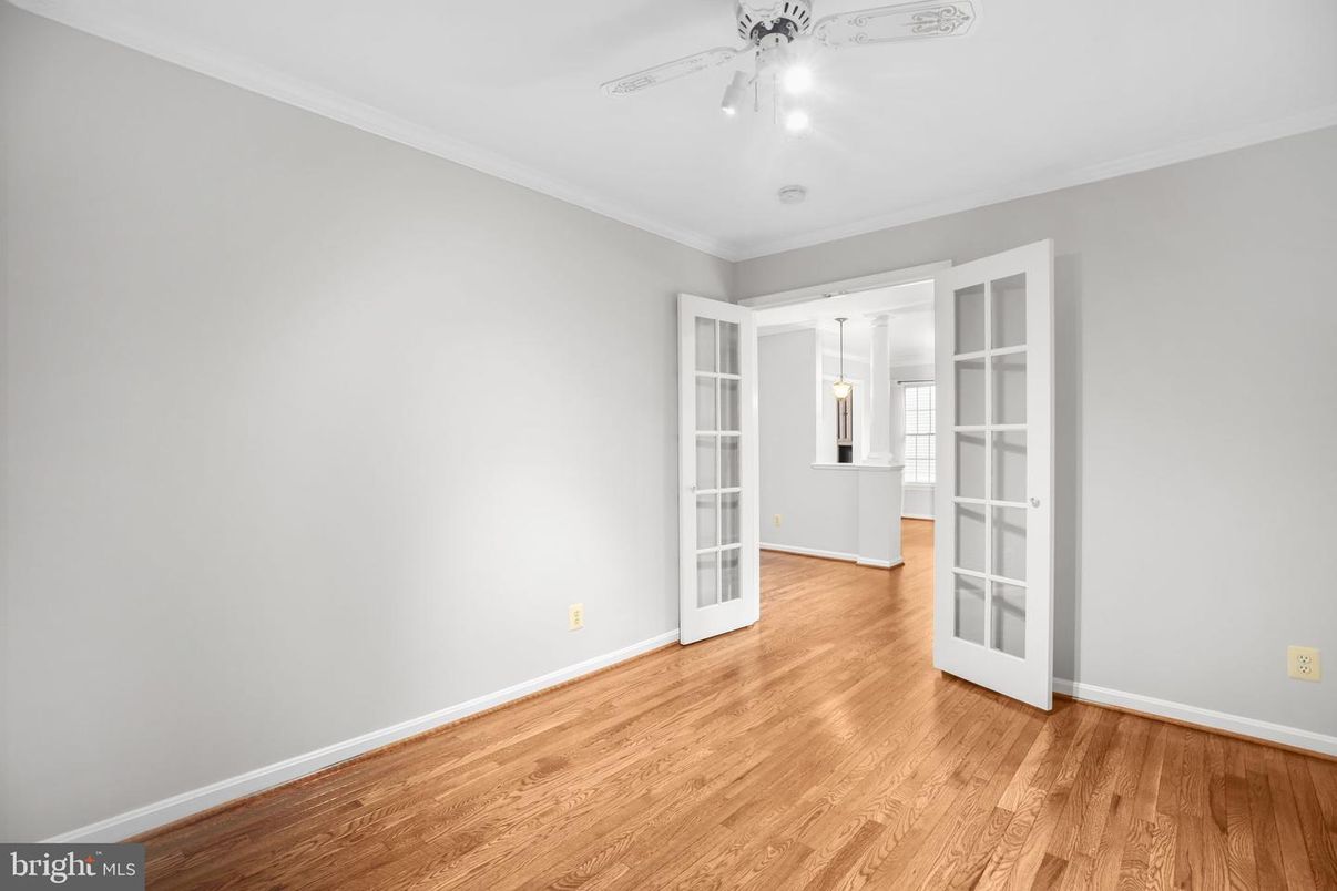 Empty room, Interior, Pendant Lights, Wood Texture Flooring