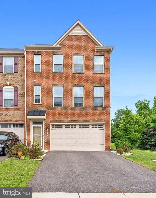 Attached, Exterior, Facade, Brick Facade, Rowhouse