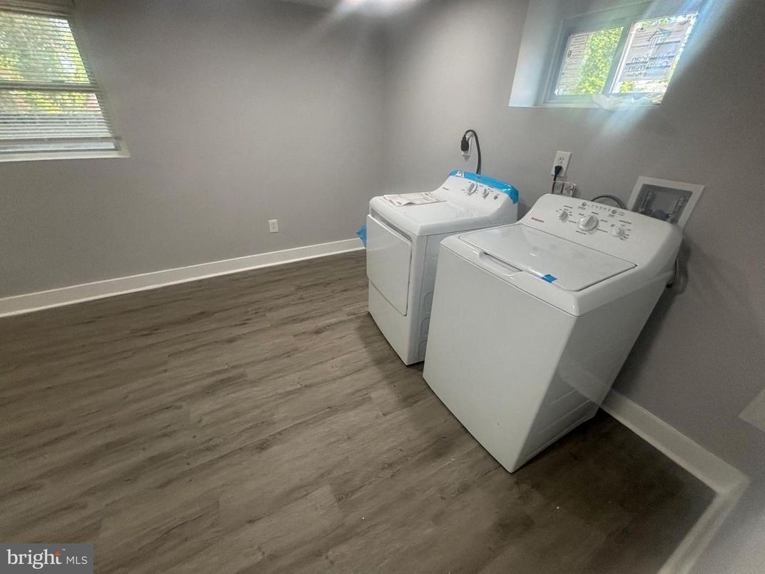 Interior, Washer, Wood Texture Flooring