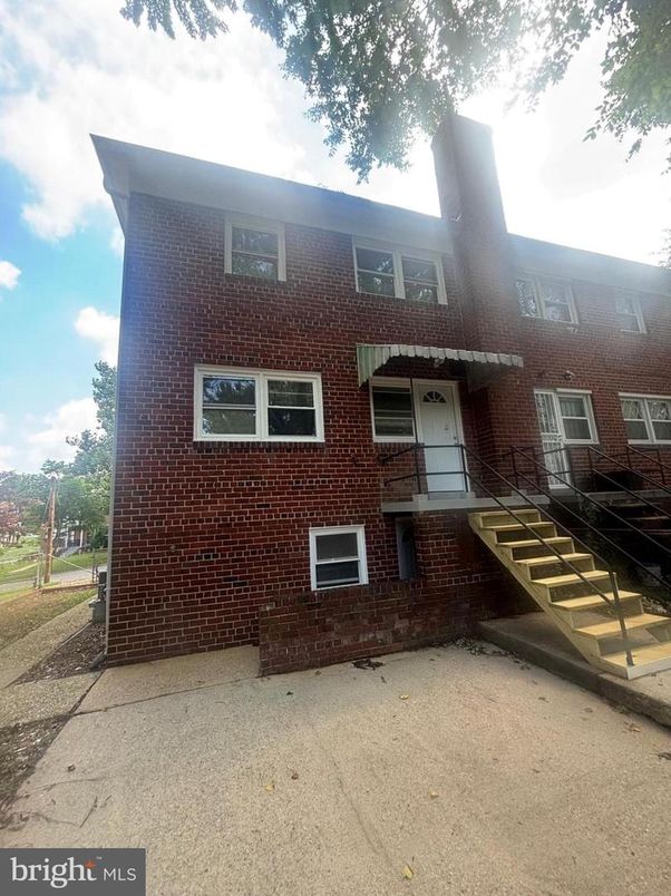 Exterior, Facade, Brick Facade, Rowhouse