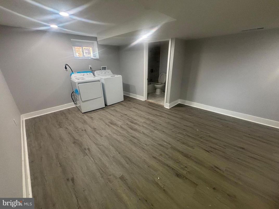 Interior, Washer, Wood Texture Flooring