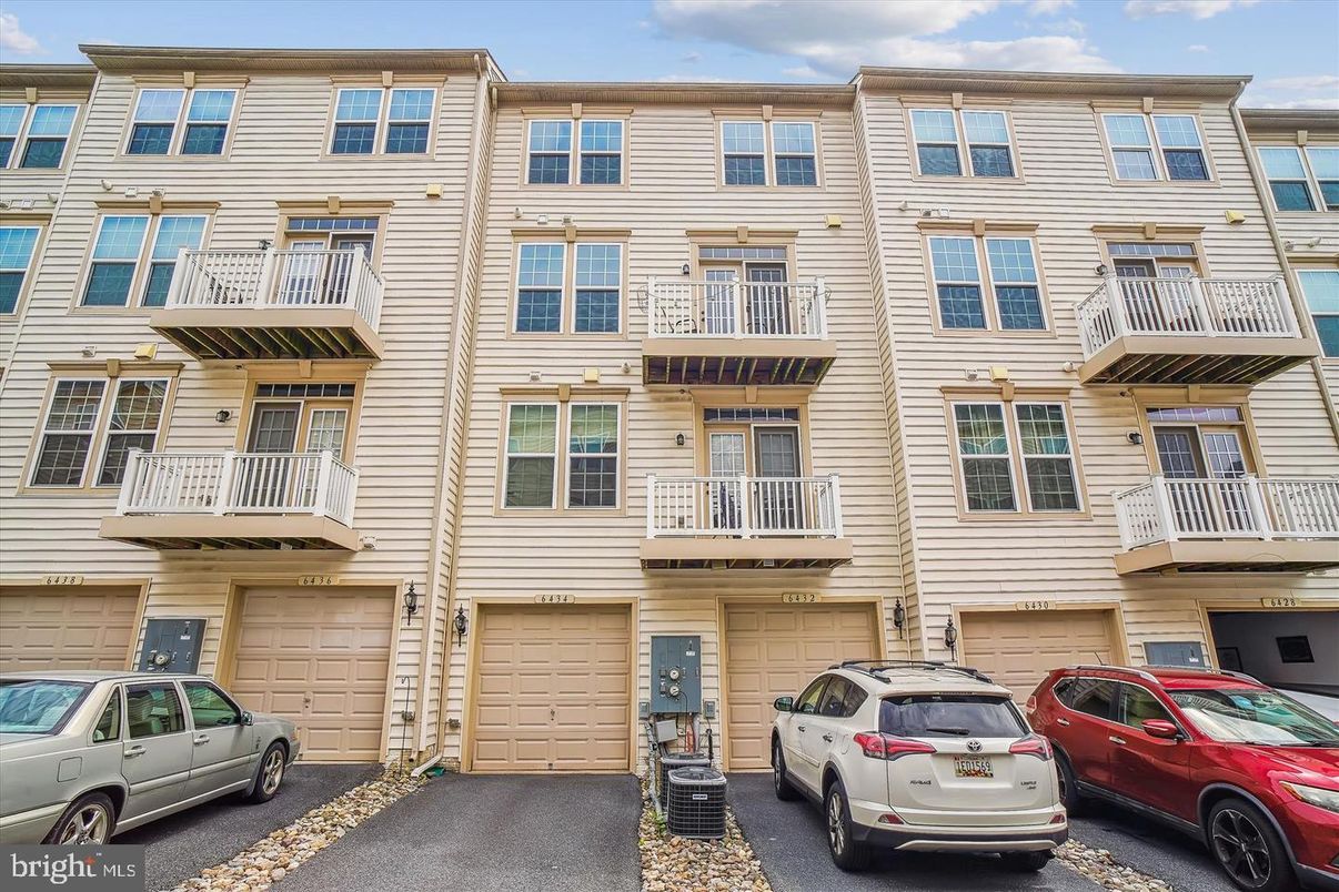 Attached, Exterior, Facade, Rowhouse