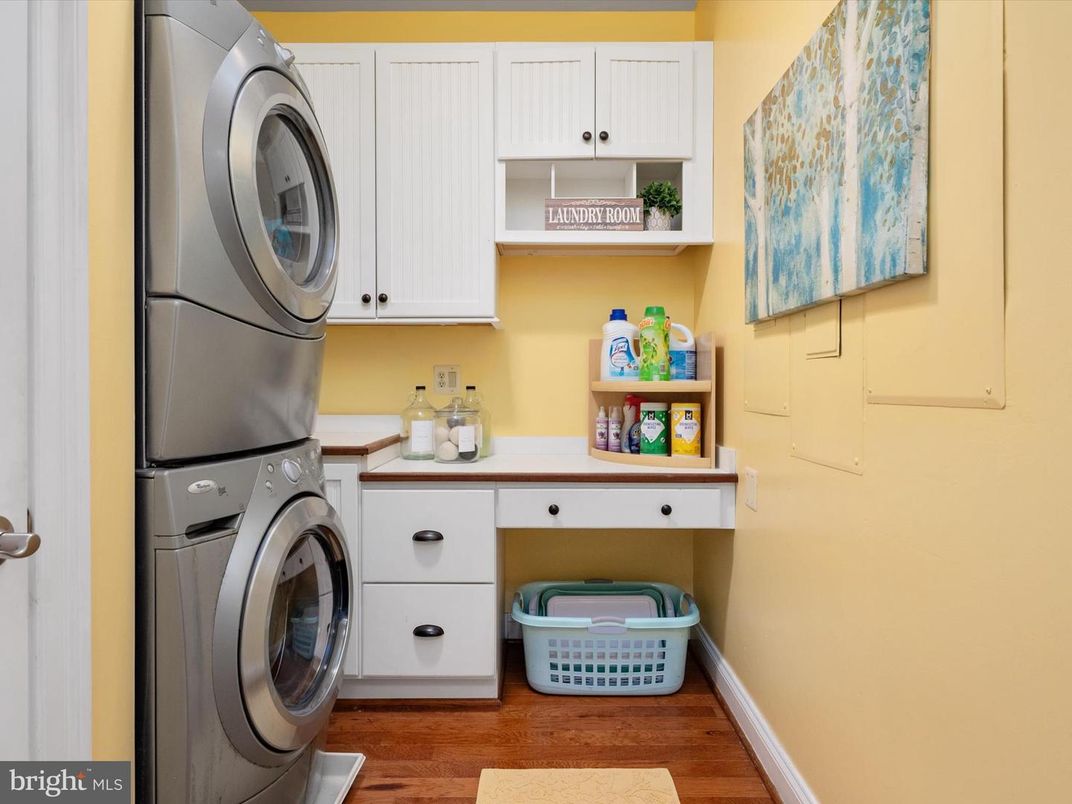 Interior, Washer, Wood Texture Flooring