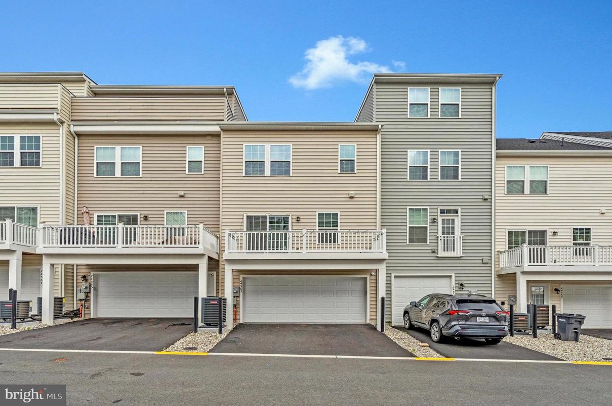 Attached, Exterior, Facade, Rowhouse