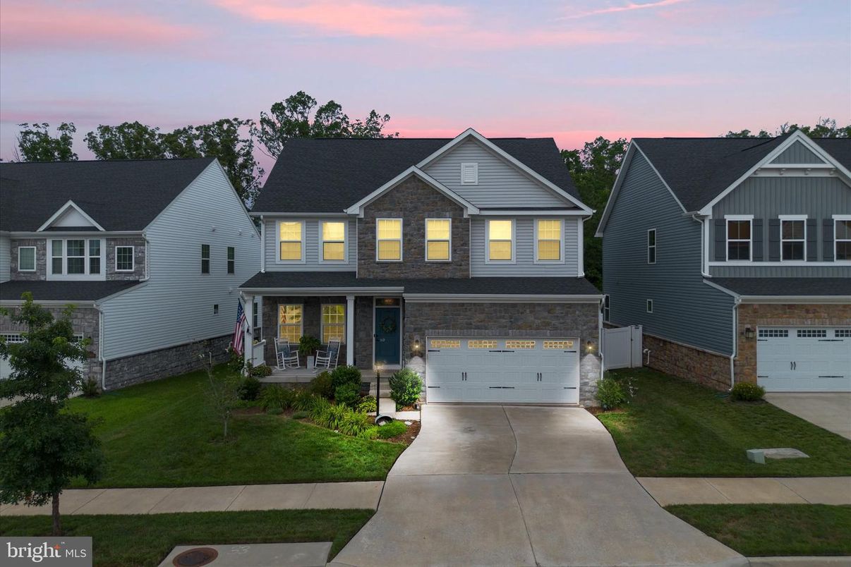 Attached, Exterior, Facade, Farmhouse