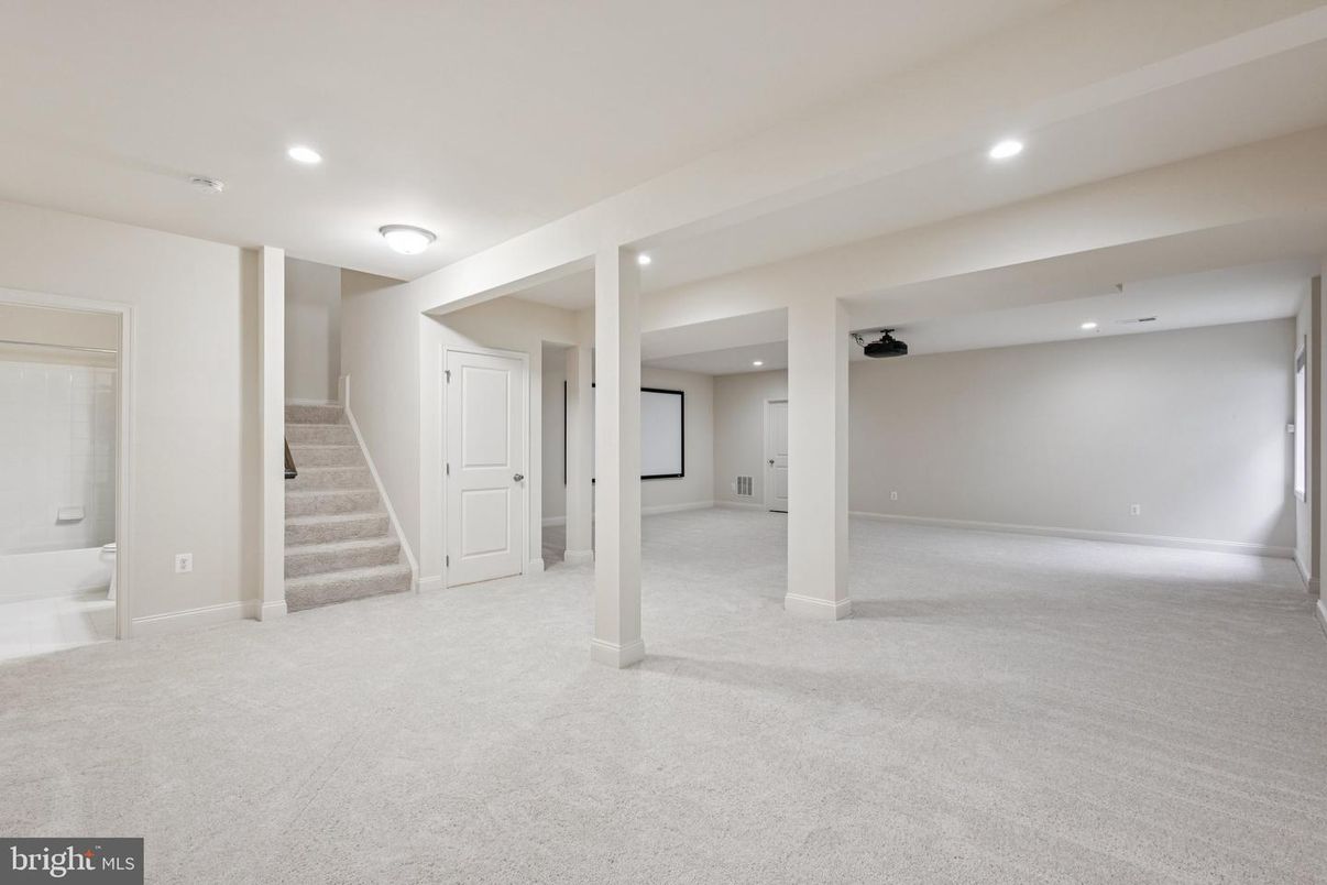 Empty room, Interior, Projection Screen, Recessed Lighting