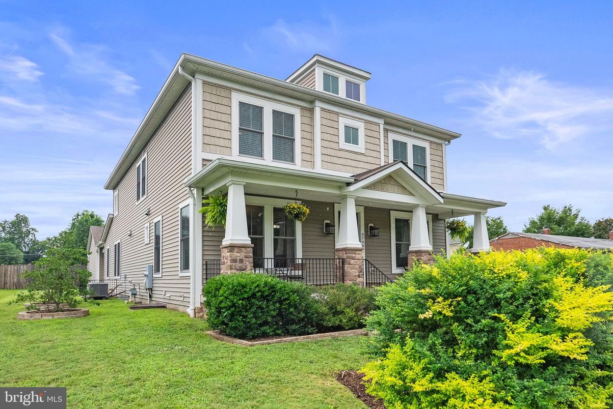 Exterior, Facade, American Foursquare