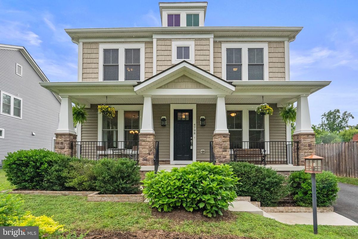 Exterior, Facade, American Foursquare