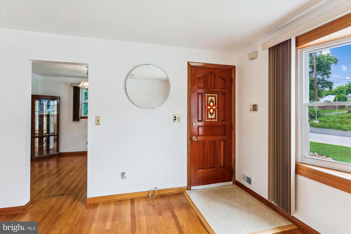 Interior, Pendant Lights, Wood Texture Flooring
