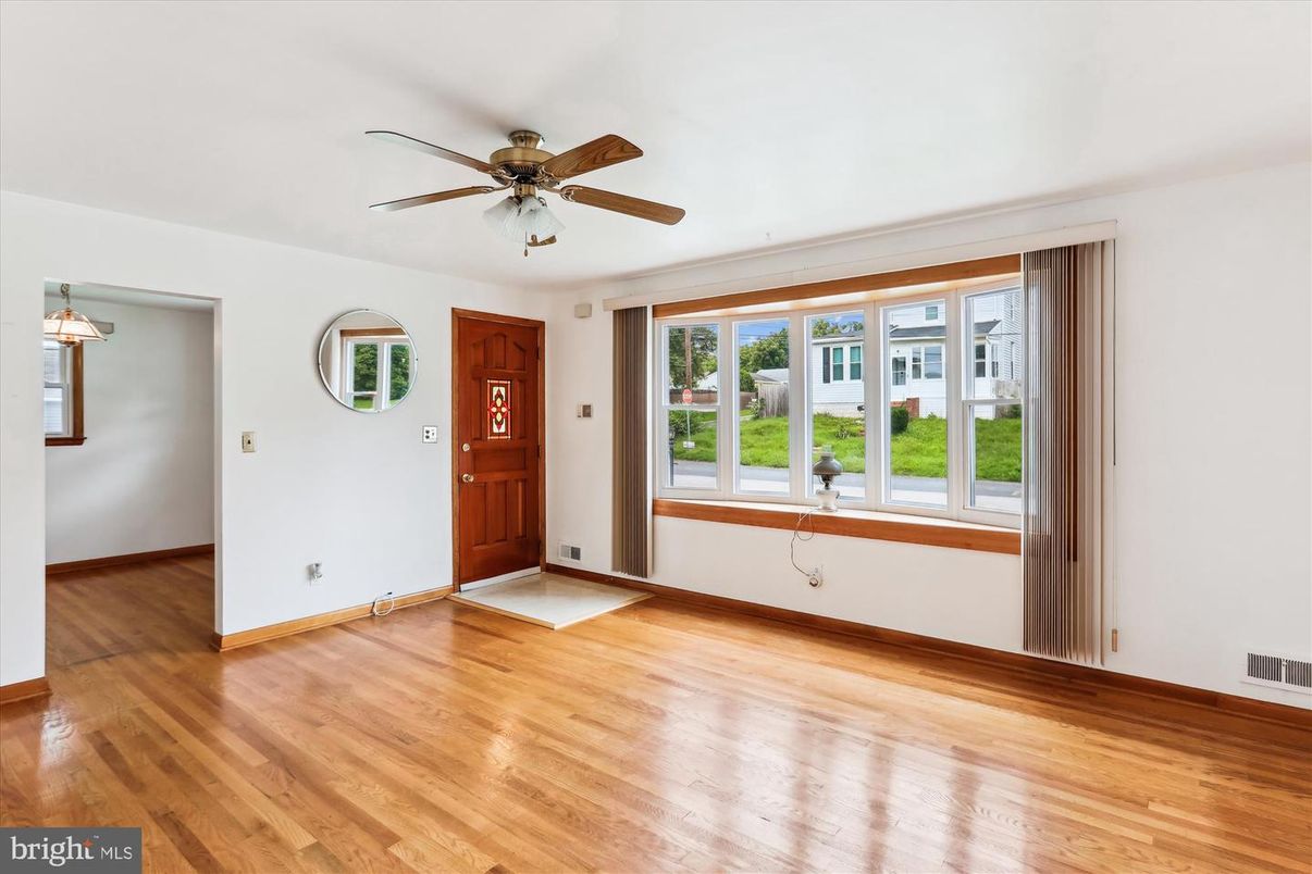 Empty room, Interior, Pendant Lights, Wood Texture Flooring