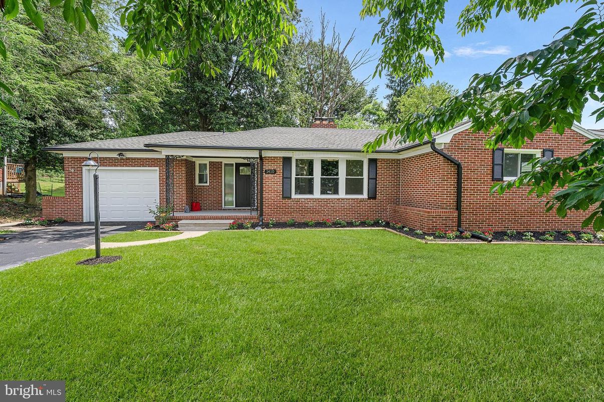 Attached, Exterior, Facade, Brick Facade, Ranch