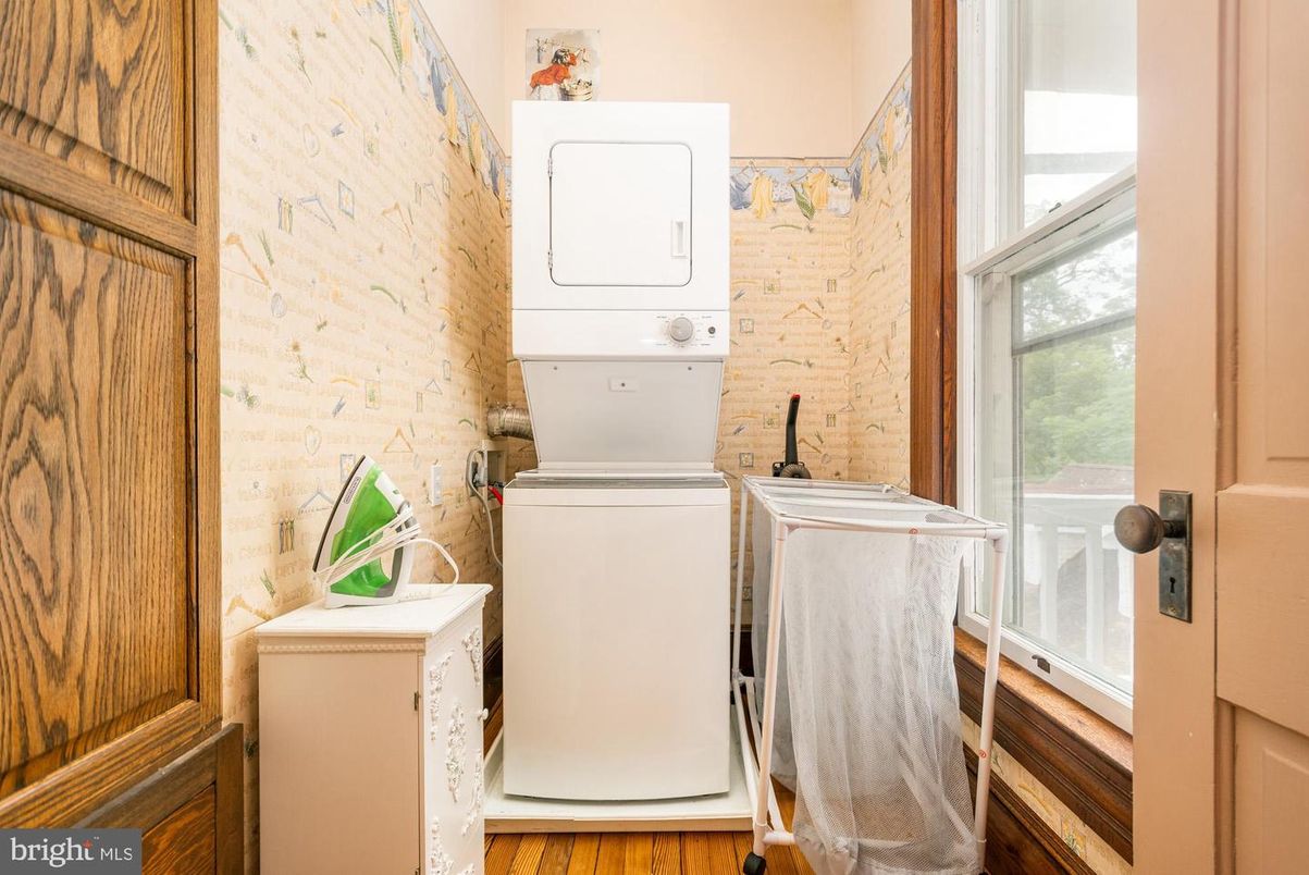 Interior, Utility Closets, Washer, Wood Texture Flooring