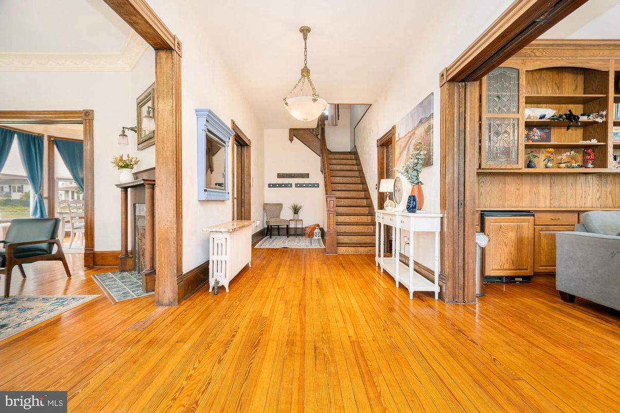 Interior, Pendant Lights, Wood Texture Flooring