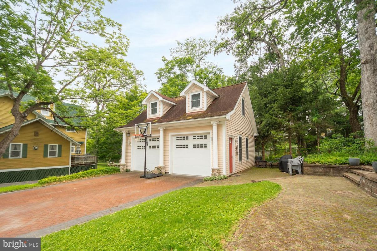 Attached, Backyard, Exterior, Facade, Cape Cod