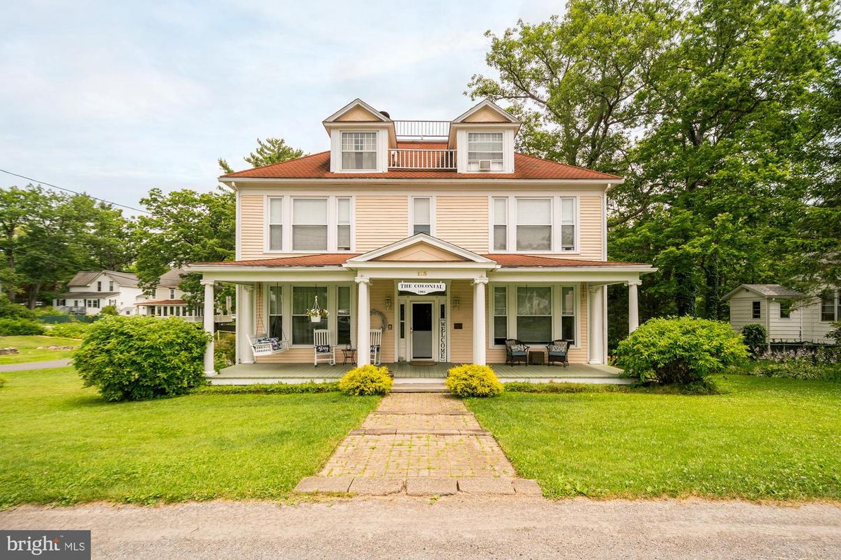 Exterior, Facade, American Foursquare