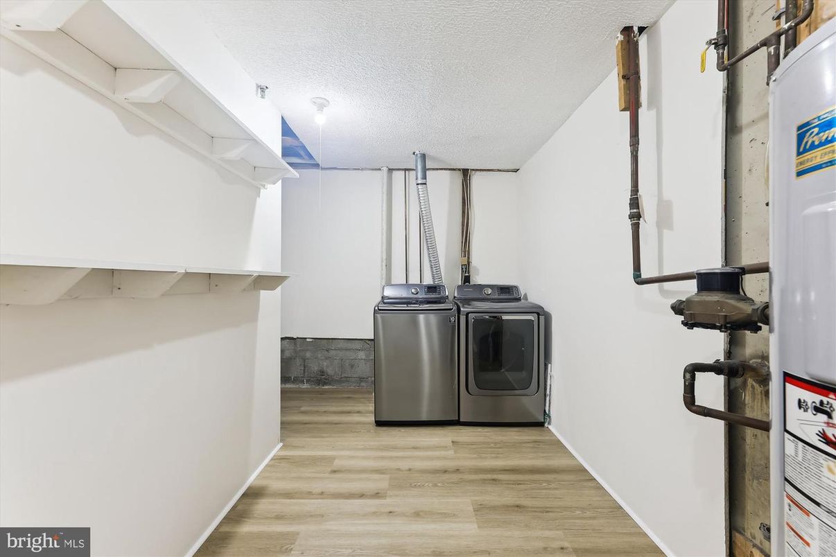 Interior, Washer, Wood Texture Flooring