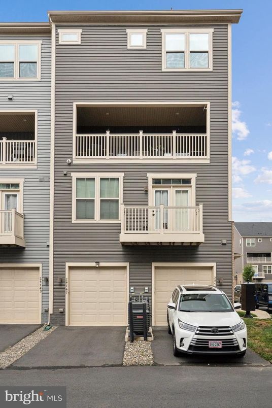 Attached, Exterior, Facade, Rowhouse