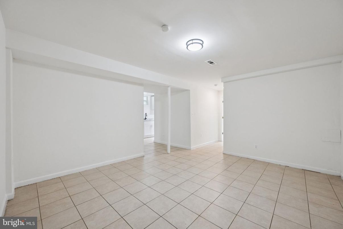 Empty room, Interior