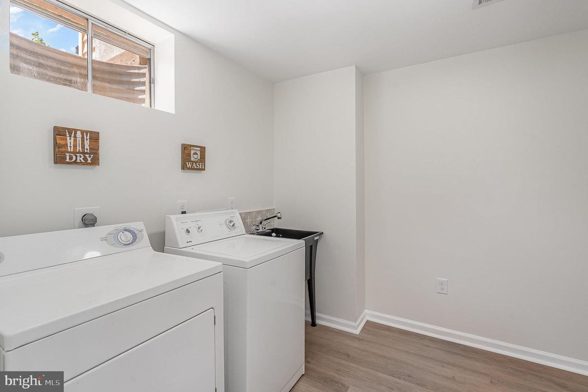 Interior, Washer, Wood Texture Flooring