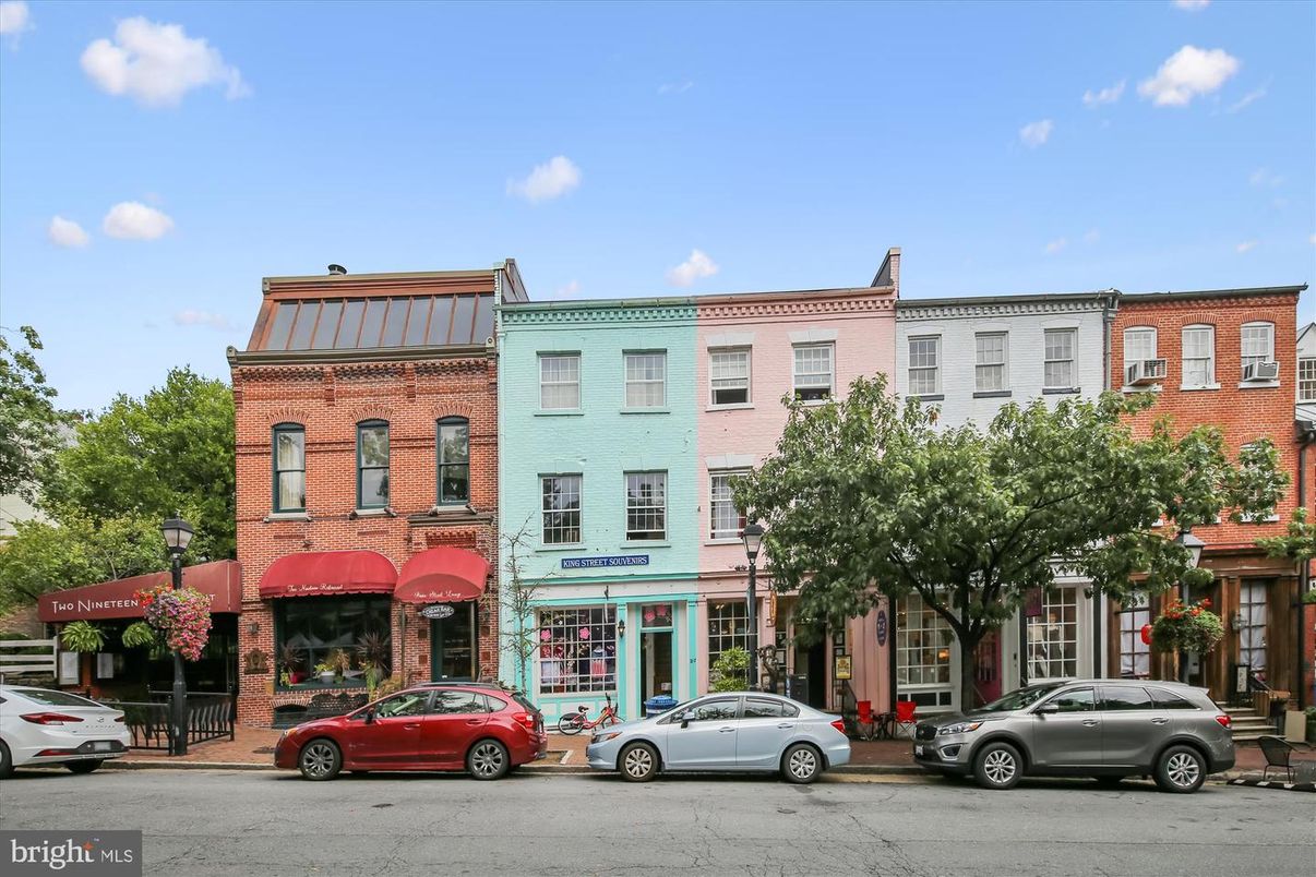 Exterior, Facade, Rowhouse