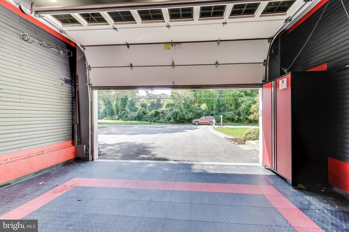 Exterior, Garage