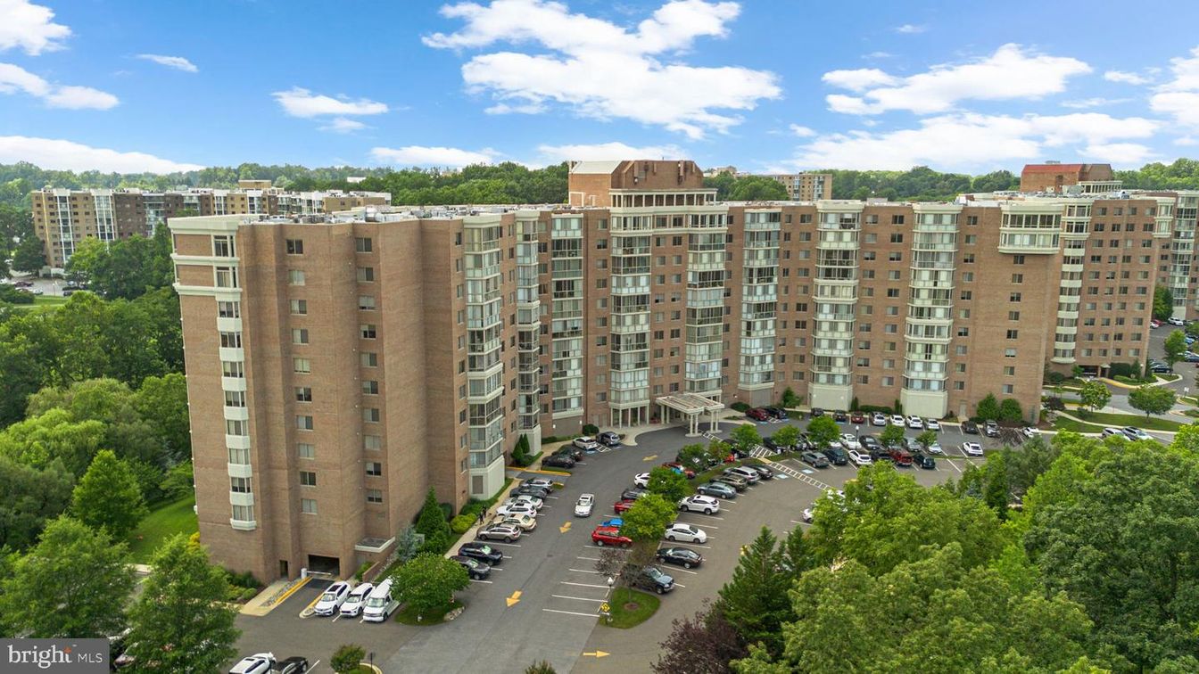 Exterior, Facade, Condo Building