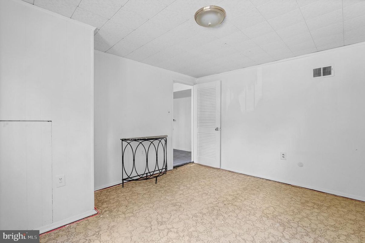 Empty room, Interior