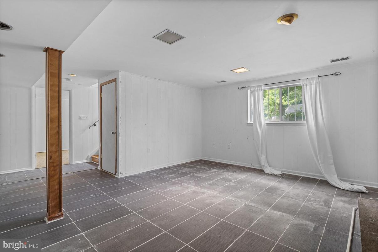 Empty room, Interior, Recessed Lighting