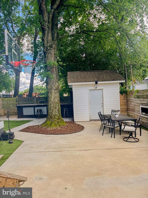 Detached Garage, Exterior