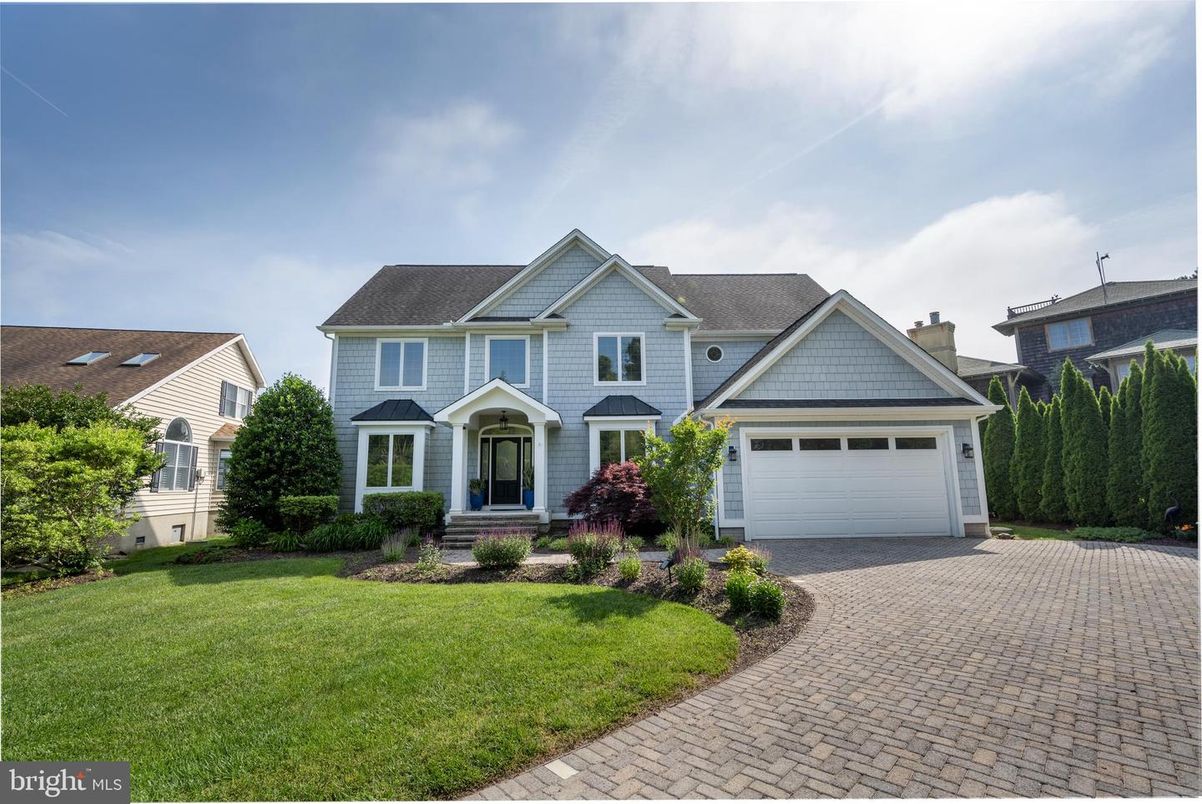 Attached, Exterior, Facade, Farmhouse