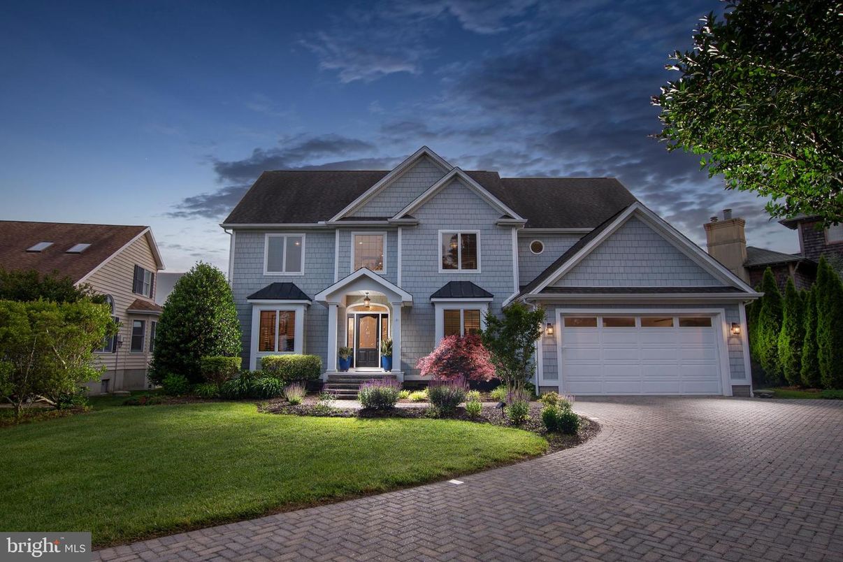Attached, Exterior, Facade, Farmhouse