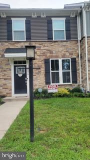 Exterior, Facade, Brick Facade, Rowhouse