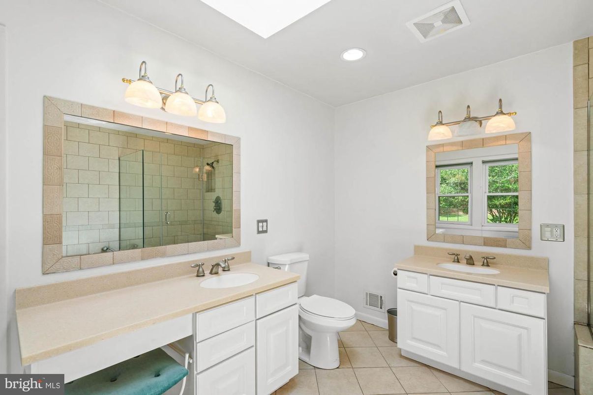 Bathroom, Dual Sink Vanities, Interior, Recessed Lighting