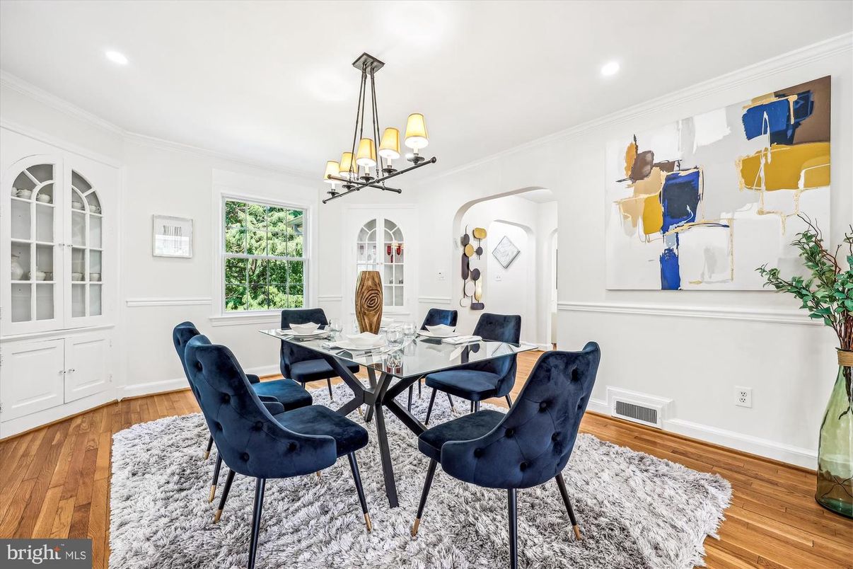 Chandelier, Dining room, Interior, Recessed Lighting, Wood Texture Flooring