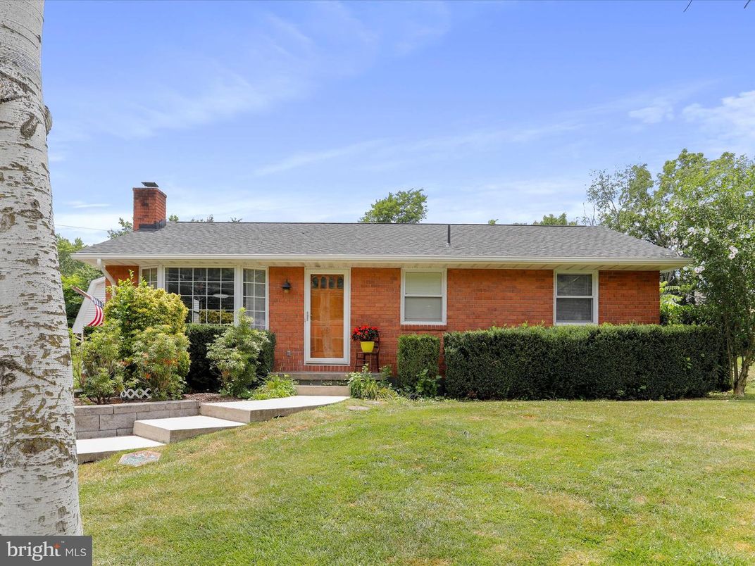 Exterior, Facade, Brick Facade, Ranch
