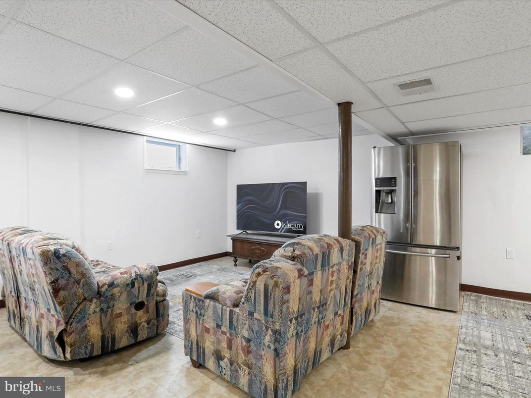Interior, Living room, Recessed Lighting, Stainless Steel Appliances