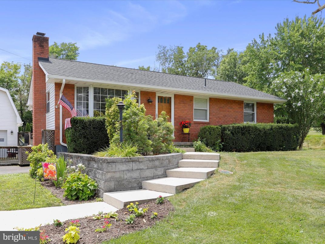 Exterior, Facade, Brick Facade, Ranch