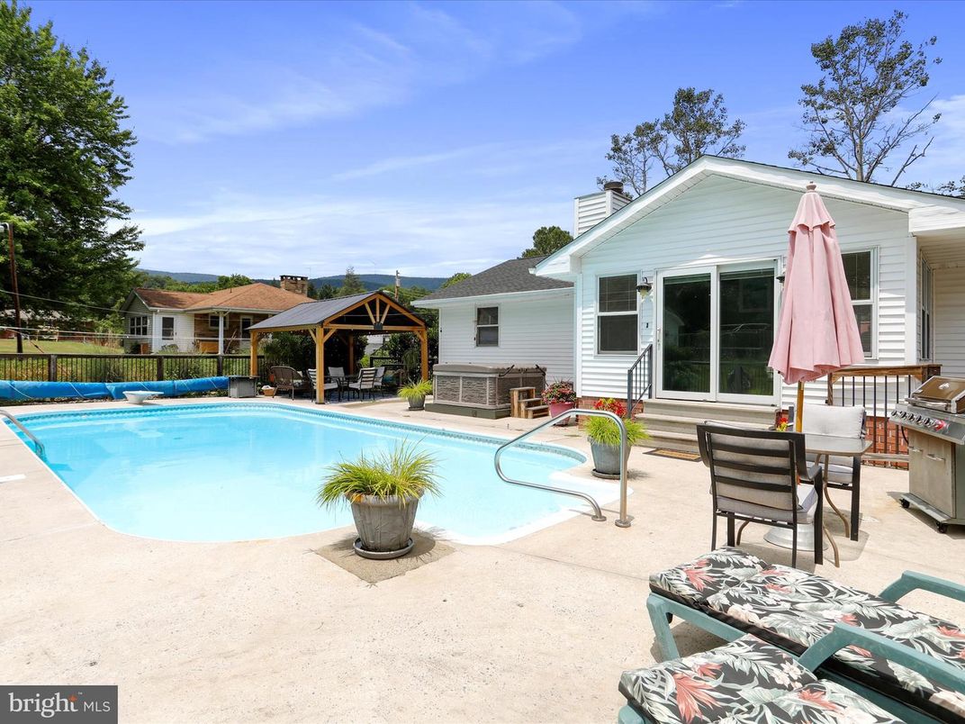 Exterior, Pool
