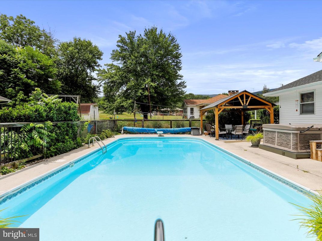 Exterior, Pool