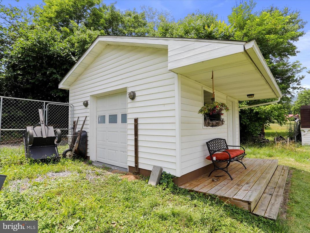 Detached Garage, Exterior