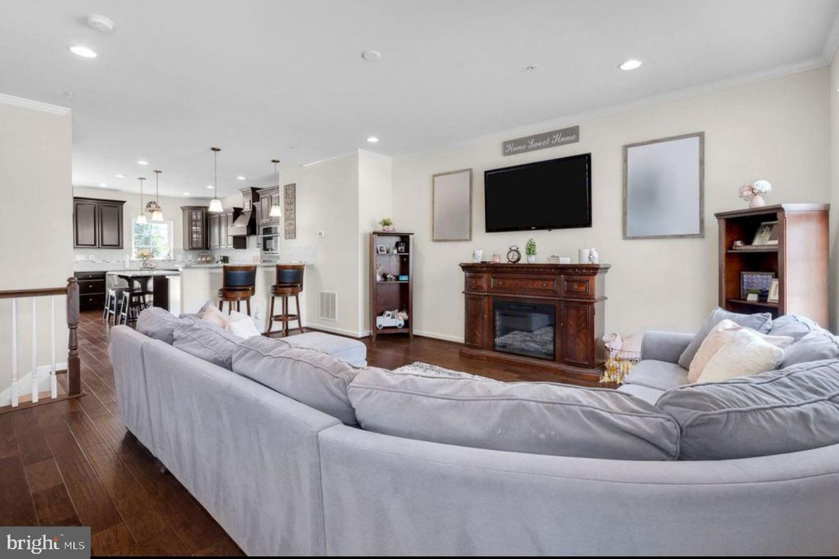 Interior, Kitchen, Living room, Pendant Lights, Recessed Lighting, Wood Texture Flooring