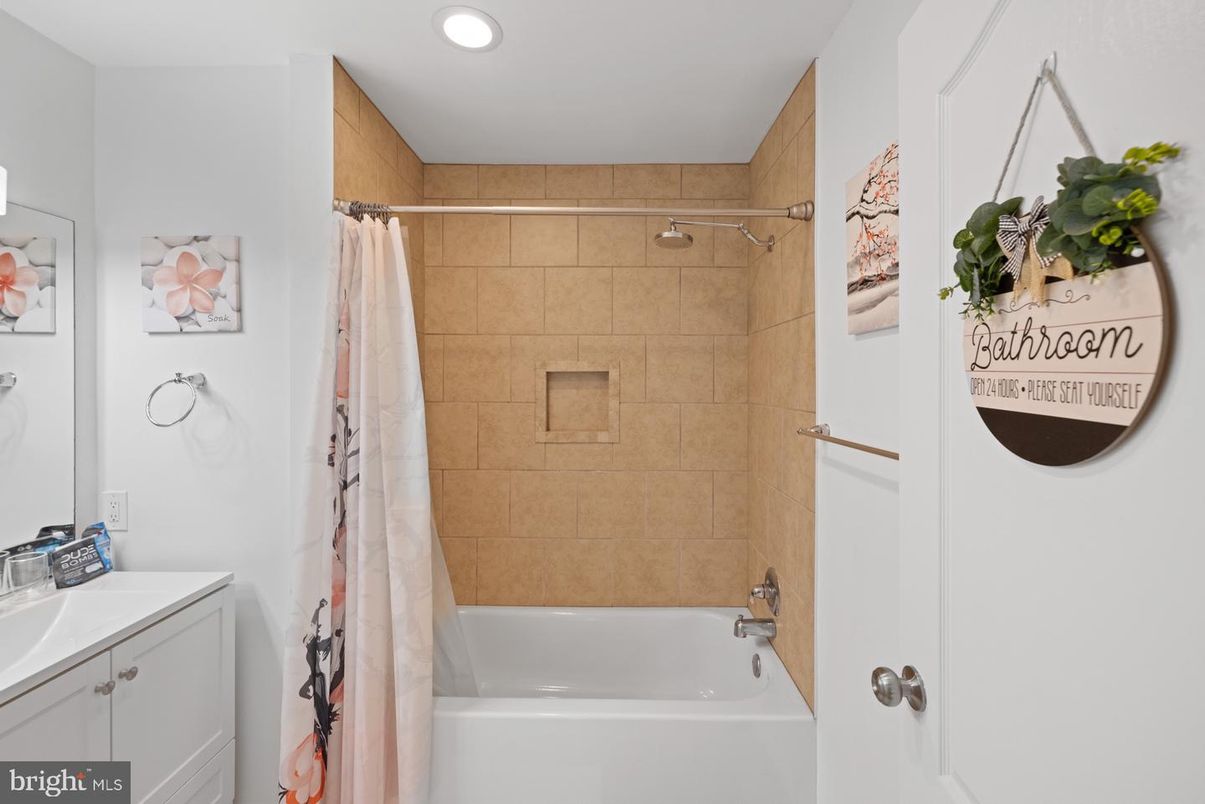 Bathroom, Interior, Recessed Lighting