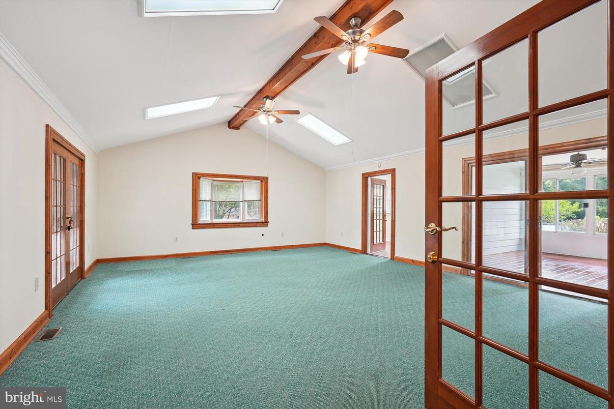 Empty room, Interior, Wooden Beams
