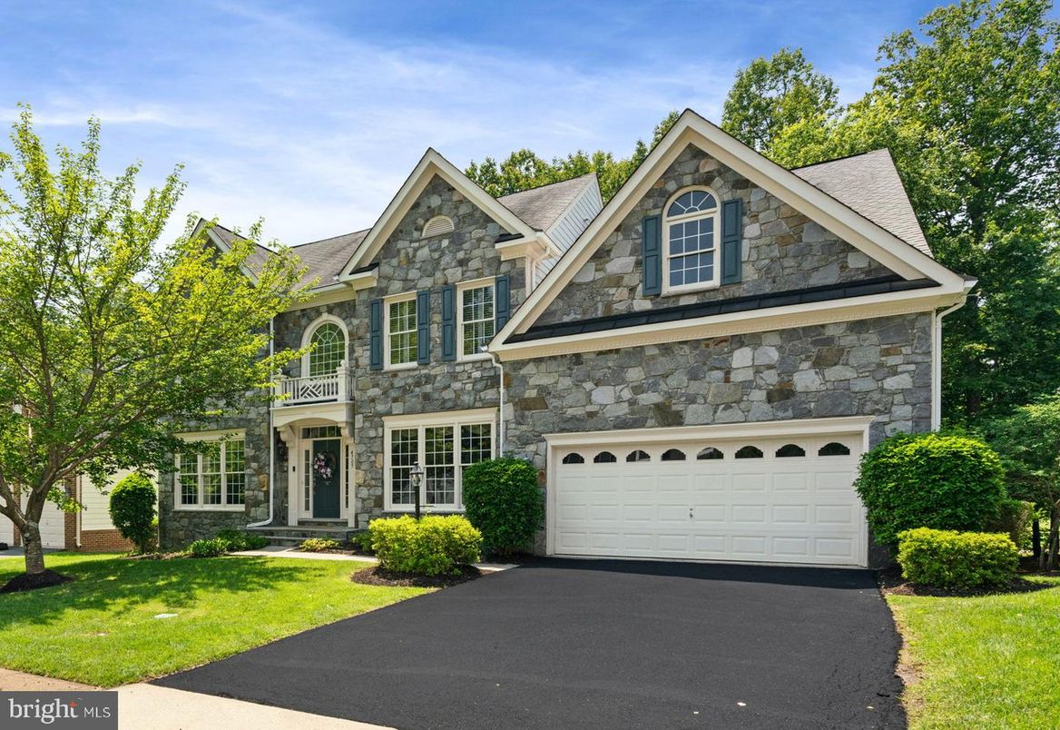 Attached, Exterior, Facade, Brick Traditional