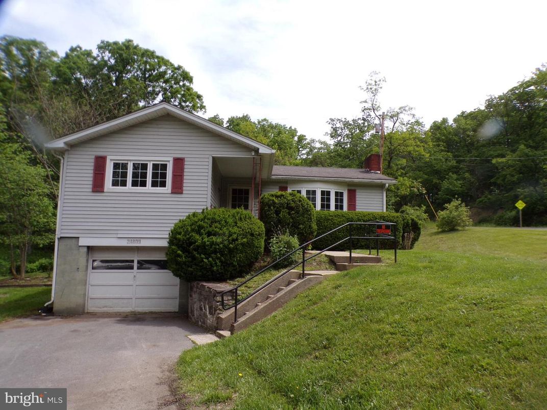 Attached, Backyard, Exterior, Facade, Split Level